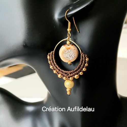 Boucles d'oreilles en perles rondes dorées et macramé chocolat