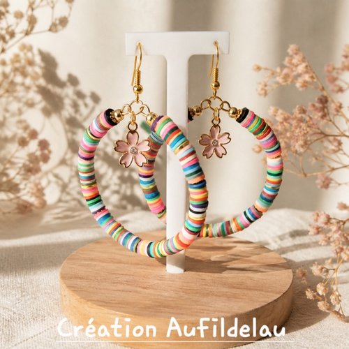 Boucles d'oreilles forme créoles en perles heishi  .