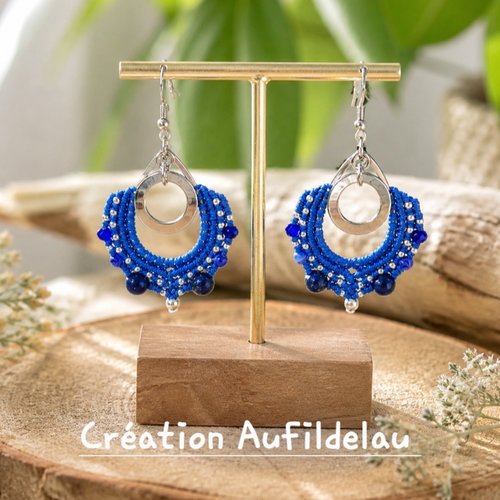 Boucles d'oreilles pendantes en perles plaqué argent, lapis-lazuli et acier inoxydable .