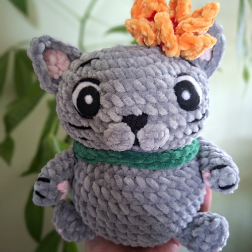 Haneko - peluche chat gris en velours – compagnon fleuri fait main