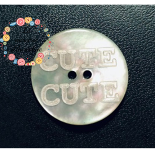 Bouton rond en nacre "cute,cute" - 25mm