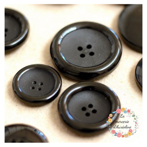 Bouton rond noir à bord
