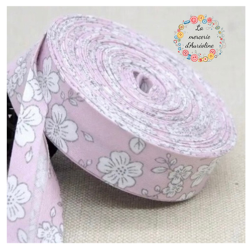 Biais rose à fleurs blanches - 2cm