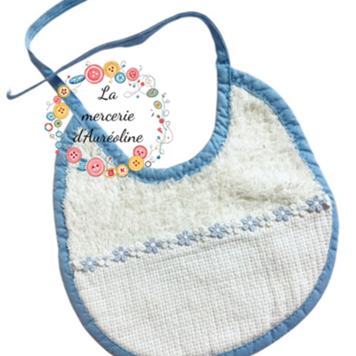Bavoir blanc et bleu clair à broder
