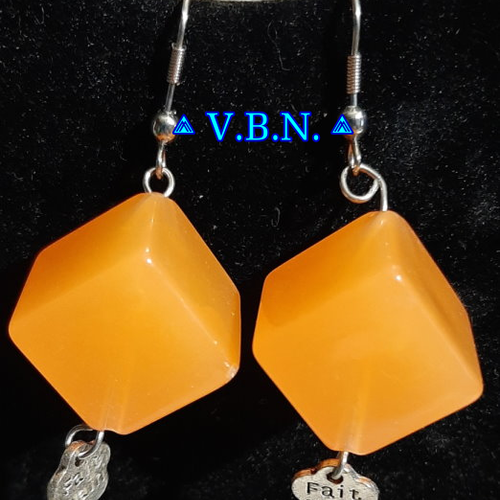 Boucle d'oreille cube acrylique orange clair