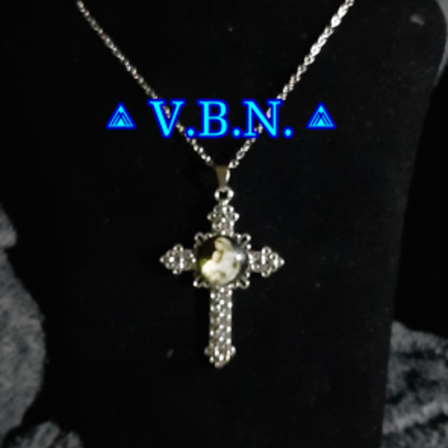 Collier croix avec la ste vierge, l'enfant jésus et une brebis métal argenté