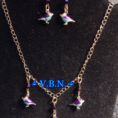 Parure inoxydable doré avec oiseaux métal violet turquoise perles bicone cristal violet