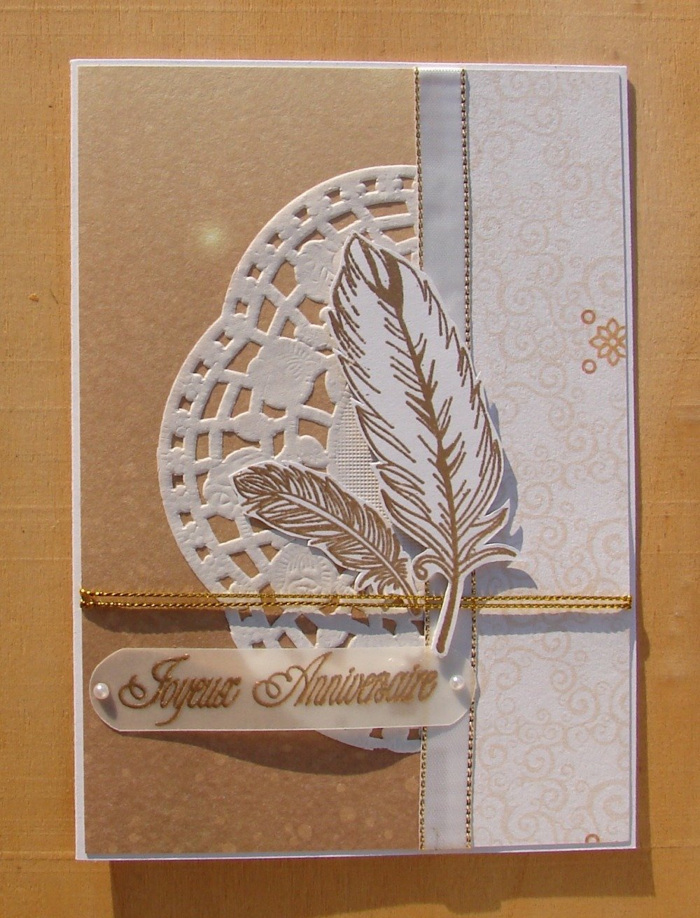 Carte Joyeux Anniversaire Doree Beige Et Blanche Plumes Napperon Ficelle Demi Perles Un Grand Marche