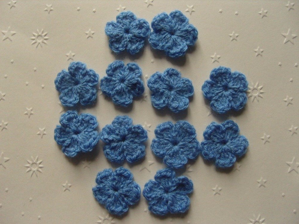 Fleurs, appliques au crochet en laine bleue x 12. *40* - Un grand marché