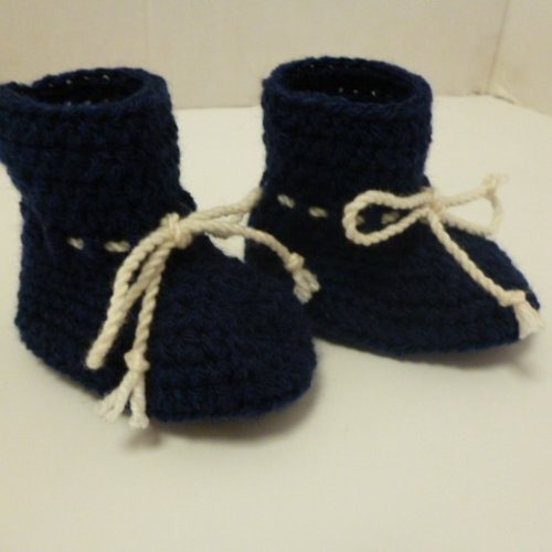 Chaussons bébé bleu marine au crochet