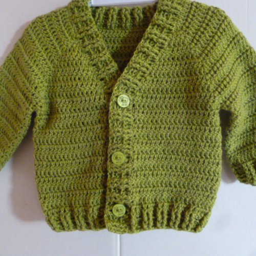 Gilet col v bébé coloris vert au crochet