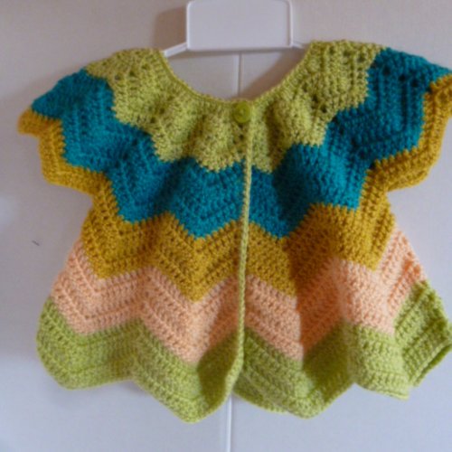 Gilet pétale bébé coloris multicolore au crochet