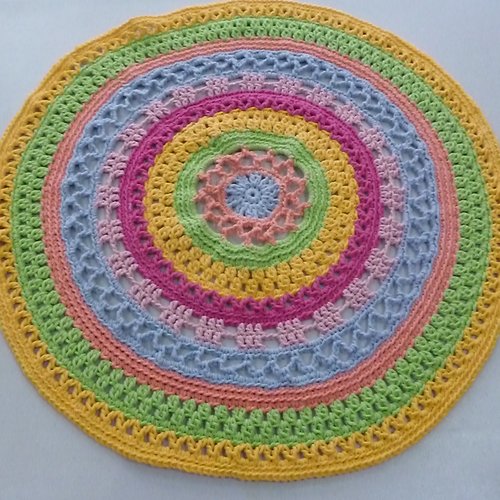 Tapis rond au crochet coloris multicolore