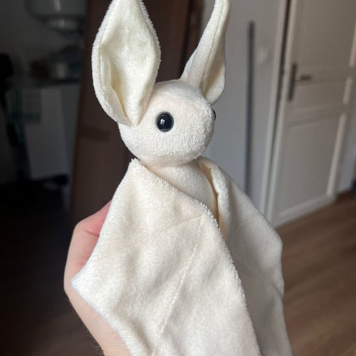 Peluche chauve-souris motifs feuilles