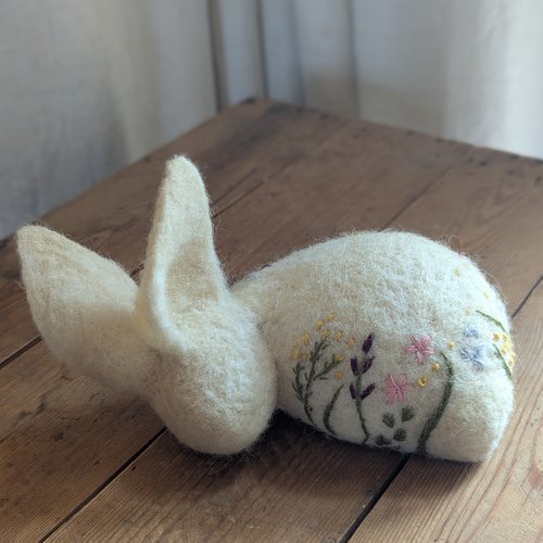 Figurine décorative – lapin en laine feutrée brodée