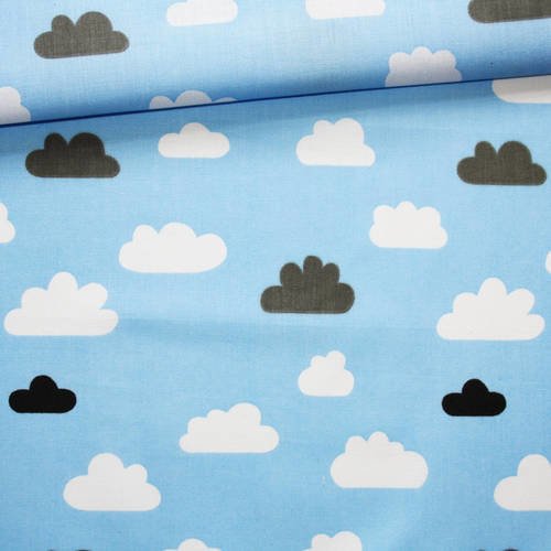 Tissu nuages, coton imprimé 50 x 160 cm, nuages blancs, noirs et gris foncé sur le fond bleu pastel 