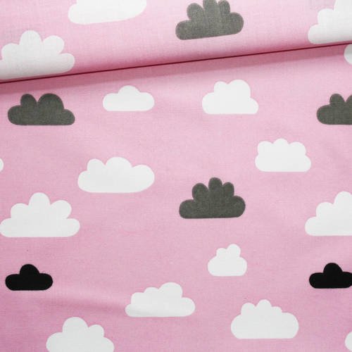Tissu nuages, coton imprimé 50 x 160 cm, nuages blancs, noirs et gris foncé sur le fond rose pastel 
