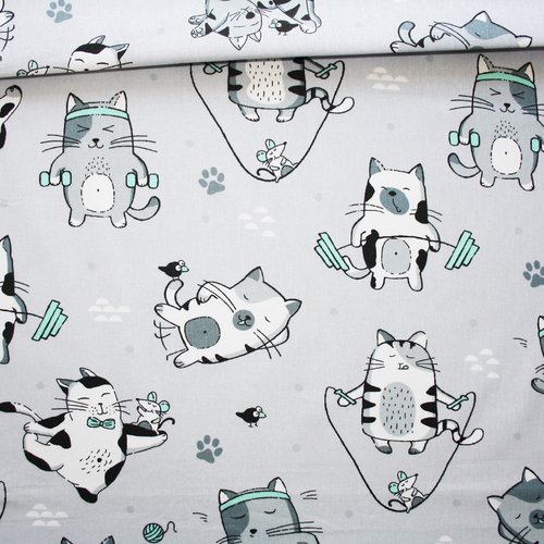 Tissu chats sportifs blanc et vert menthe sur un fond gris en coton imprimé oeko tex