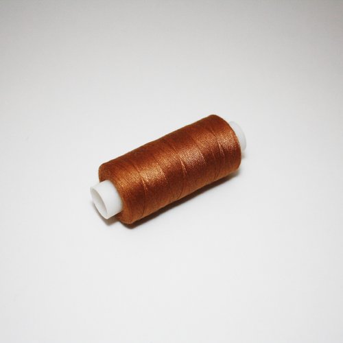 Bobine de fil à coudre 350 m marron caramel 100% polyester