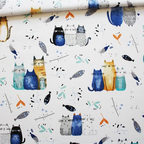 Tissu famille de chats bleus gris noirs oranges sur un fond blanc en coton imprimé oeko tex