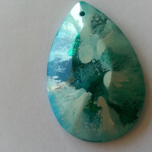 Cabochon goutte en resine epoxy realise a la main.