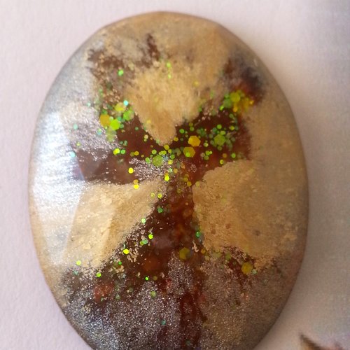 Cabochon ovale en resine epoxy et encres pinata réalisé à la main par mes soins selon la technique du petri.