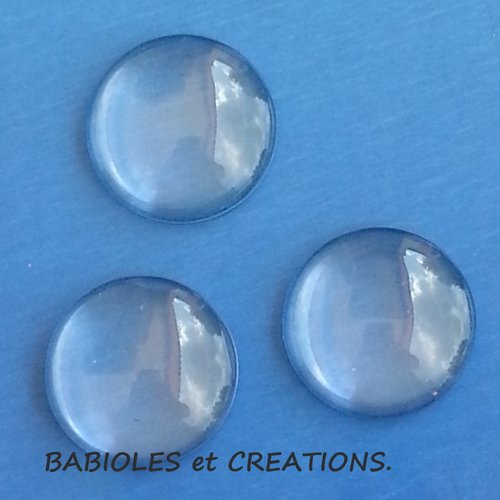 Cabochons loupes transparents ronds de 18 mm de diamètre.