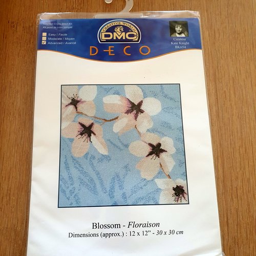 Kit dmc deco point compte sur toile aida bleue motif "floraison".