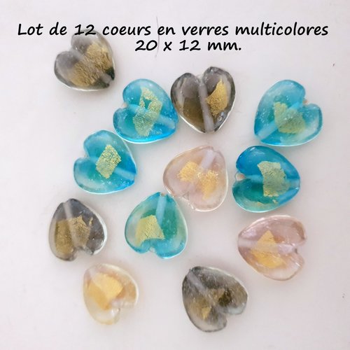 Lot de 12 perles coeurs en verre multicolores.