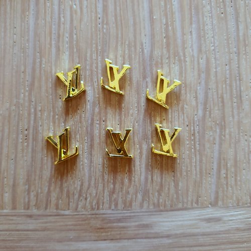 Bijoux d'ongles logos marque de luxe en métal doré (479.8501)