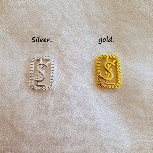 Bijoux d'ongles charms logos marque de luxe en métal doré ou argenté (480.3110)