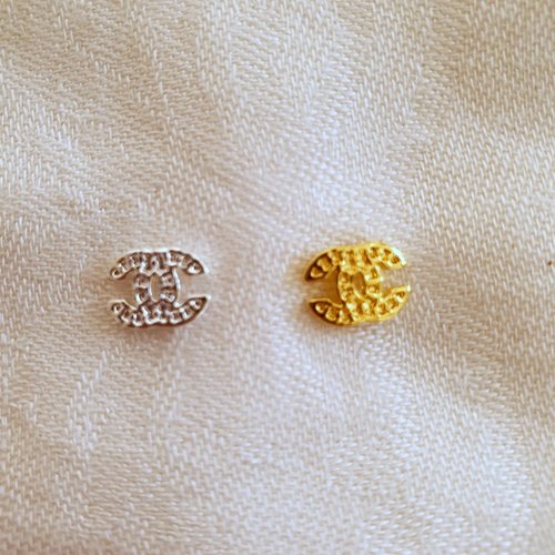 Bijoux d'ongles charms logos marque de luxe en métal doré ou argenté (480.3118)