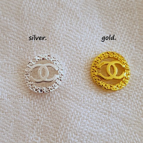 Bijoux d'ongles charms logos marque de luxe en métal doré ou argenté (480.3121)
