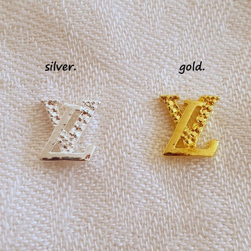 Bijoux d'ongles charms logos marque de luxe en métal doré ou argenté (480.3122)