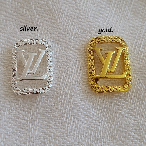 Bijoux d'ongles charms logos marque de luxe en métal doré ou argenté (480.3125)