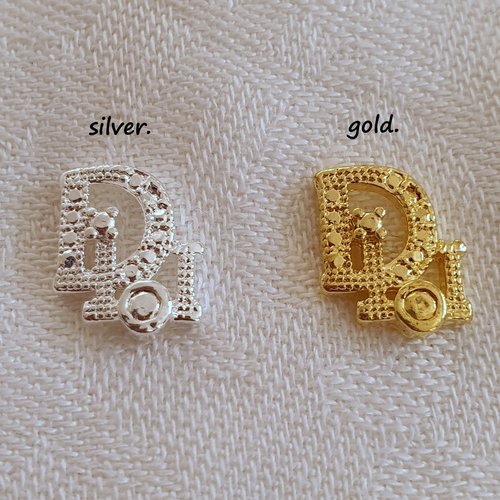 Bijoux d'ongles charms logos marque de luxe en métal doré ou argenté (480.3130)