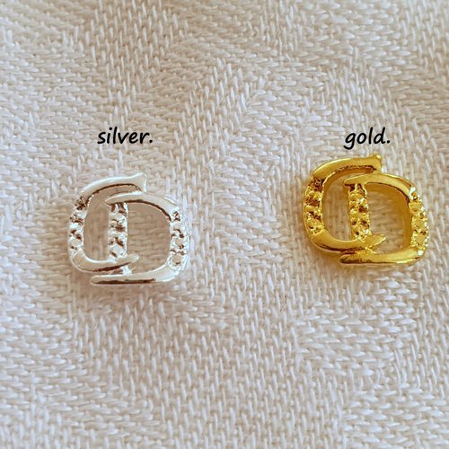 Bijoux d'ongles charms logos marque de luxe en métal doré ou argenté (480.3132)