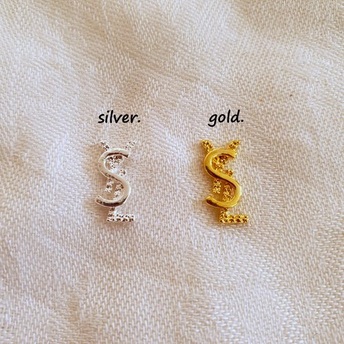 Bijoux d'ongles charms logos marque de luxe en métal doré ou argenté (480.3282)