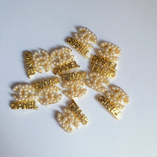 Bijoux d'ongles charms logos marque de luxe en métal doré et perles nacrées (481.4420)