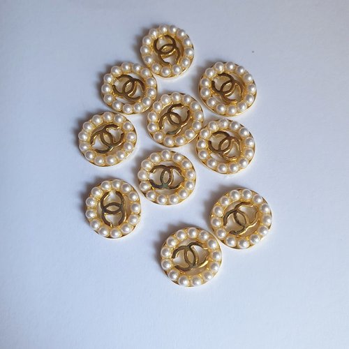 Bijoux d'ongles charms logos marque de luxe en métal doré et perles nacrées (481.4424)