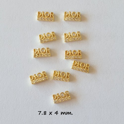 Bijoux d'ongles charms logos marque de luxe en métal doré et strass (482.5938)