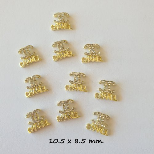 Bijoux d'ongles charms logos marque de luxe en métal doré et strass (482.6131)