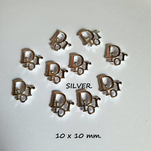 Bijoux d'ongles charms logos marque de luxe en métal doré ou argenté (483.1374)