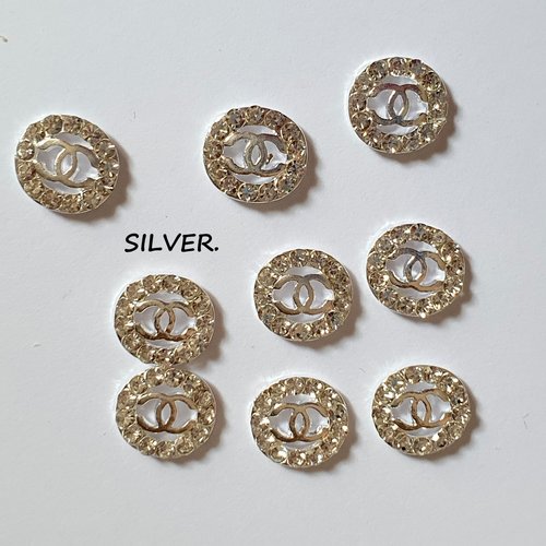 Bijoux d'ongles charms logos marque de luxe en métal argenté et strass (483.1397)