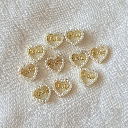 Bijoux d'ongles charms logos marque de luxe en métal doré et perles nacrées (484.8174)