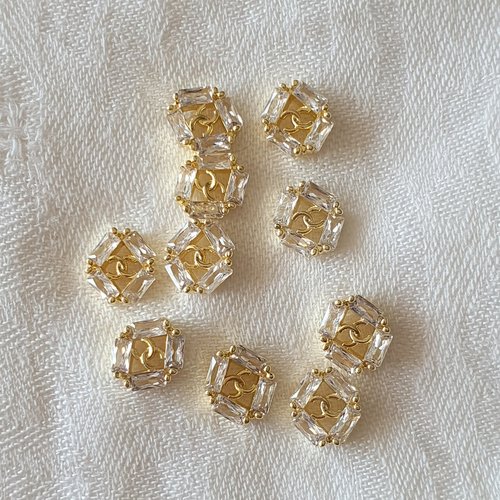Bijoux d'ongles charms logos marque de luxe en métal doré et strass (484.8202)