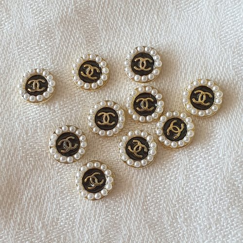 Bijoux d'ongles charms logos marque de luxe en métal doré et perles nacrées (484.8220)