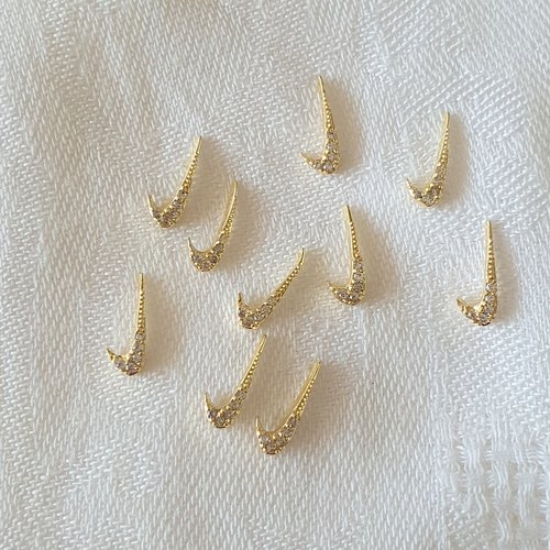 Bijoux d'ongles charms logos marque de luxe en métal doré et strass (484.8867)