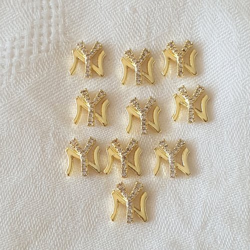 Bijoux d'ongles charms logos marque de luxe en métal doré et strass (484.8873)