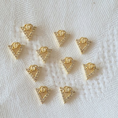 Bijoux d'ongles charms logos marque de luxe en métal doré et strass (484.9316)